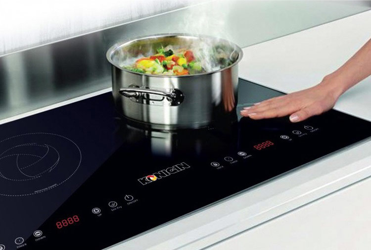 Đặt tay hoặc các vật dụng không cần thiết khác lên bếp khi đang nấu