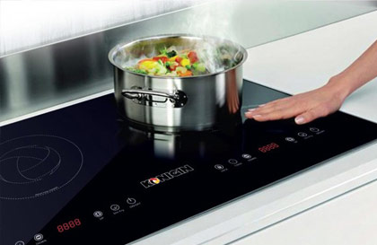 Đặt tay hoặc các vật dụng không cần thiết khác lên bếp khi đang nấu