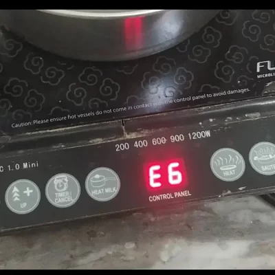 Lỗi E6 trên bếp từ thường liên quan đến cảm biến nhiệt hoặc nhiệt độ đáy nồi vượt quá mức cho phép
