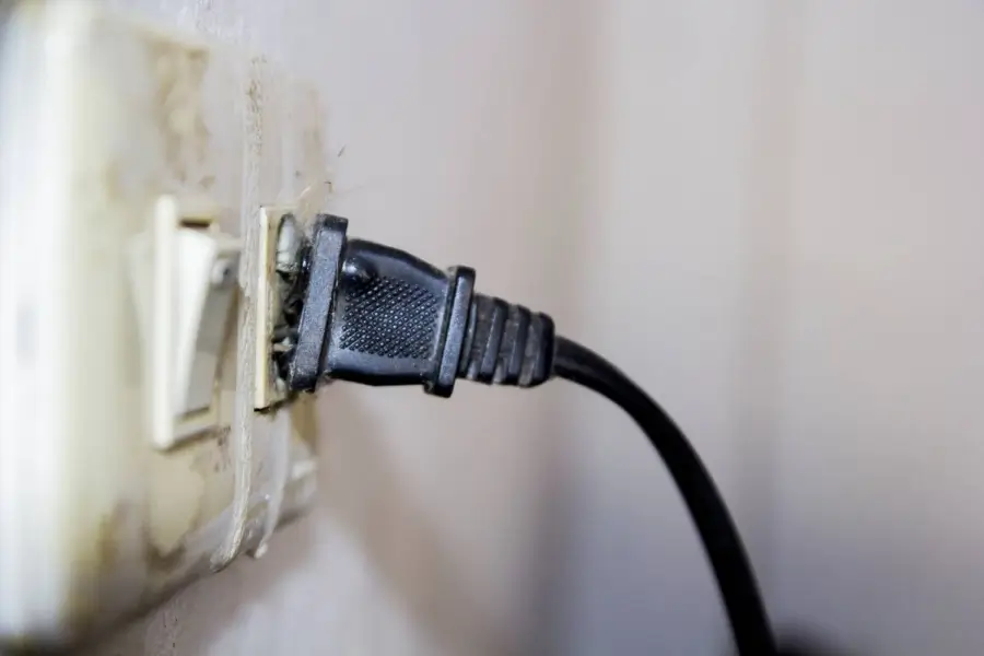 Dấu hiệu cần chú ý khi nghi bếp từ bị nhiễm điện