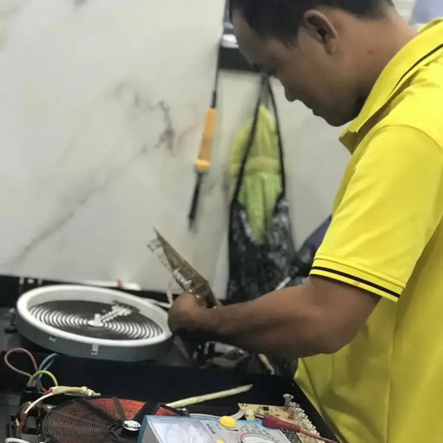 Kiểm tra dây dẫn để xác định nguyên nhân bếp từ bị rò điện